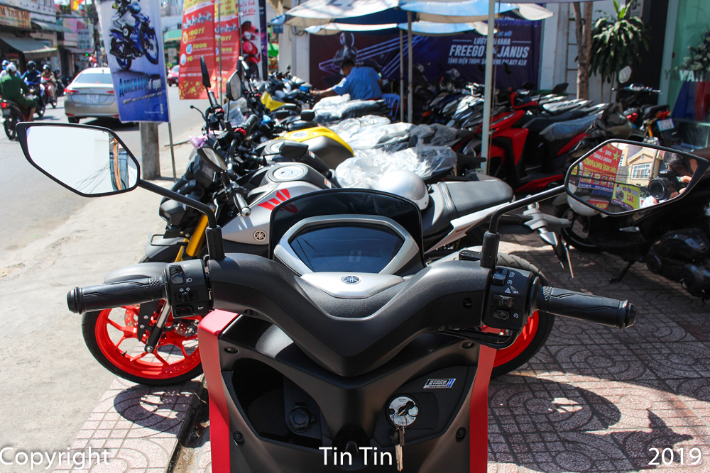 Nh&igrave;n tổng thể, chiếc Yamaha Lexi 125 mới về Việt Nam tr&ocirc;ng kh&aacute; giống một chiếc maxi-scooter với phần đầu xe lớn đi k&egrave;m k&iacute;nh chắn gi&oacute; cao, tay l&aacute;i được bố tr&iacute; cao. 