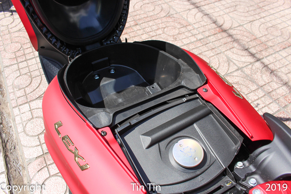  Dung t&iacute;ch cốp của Yamaha Lexi 125 l&agrave; 12,8 l&iacute;t, nhỏ hơn rất nhiều so với đối thủ Honda PCX 125 l&agrave; 28 l&iacute;t. 