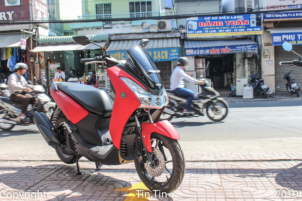 Thiết kế cũng như động cơ của Yamaha Lexi 125 sẽ nhắm đến đối thủ ch&iacute;nh l&agrave; Honda PCX 125, nhưng gi&aacute; b&aacute;n lại rẻ hơn khoảng 7 triệu đồng. Sự c&oacute; mặt của Yamaha Lexi 125 v&agrave;o cuối năm hứa hẹn sẽ mang đến sự lựa chọn đa dạng hơn cho c&aacute;c kh&aacute;ch h&agrave;ng Việt.