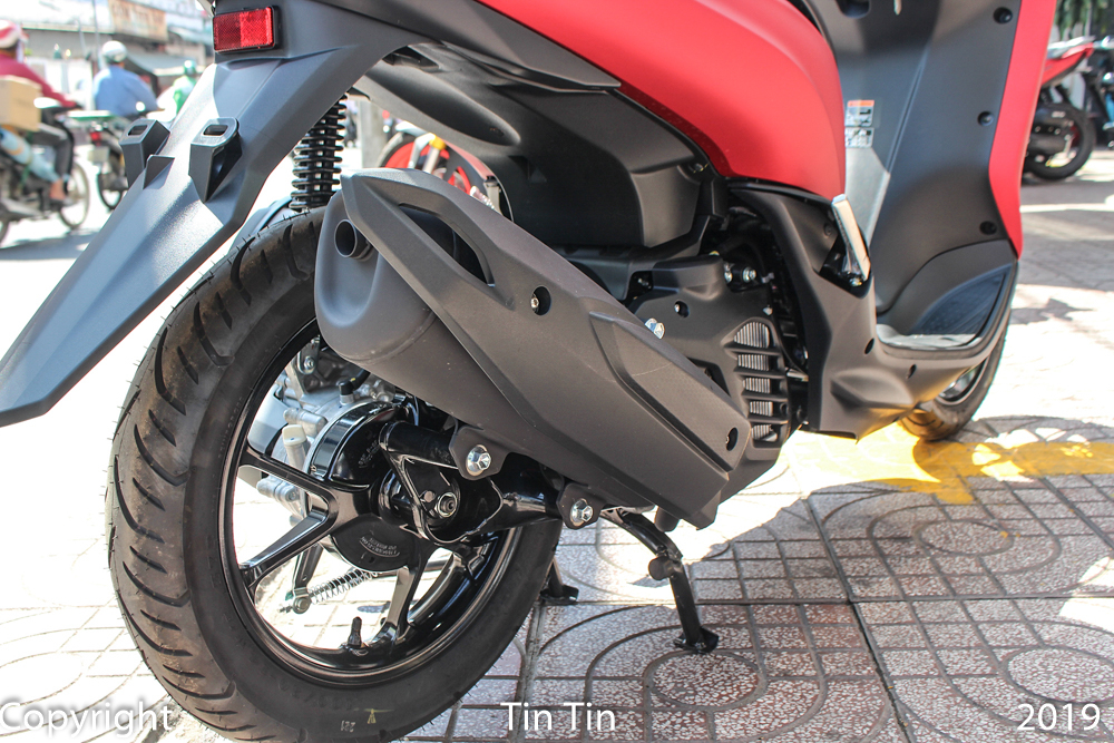 Mẫu xe ga Yamaha Lexi 125 lắp v&agrave;nh đ&uacute;c 14 inch đa chấu kết hợp với lốp kh&ocirc;ng săm. Lốp trước k&iacute;ch thước 90/90 v&agrave; lốp sau 100/90.