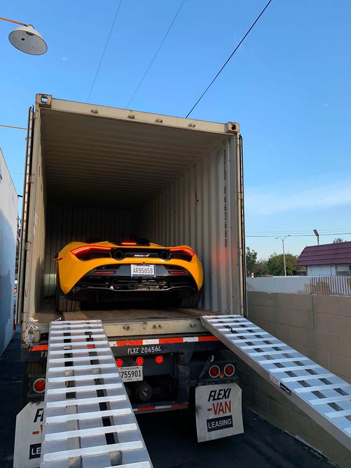 McLaren 720S Spider l&ecirc;n container ở Mỹ để chuẩn bị về Việt Nam