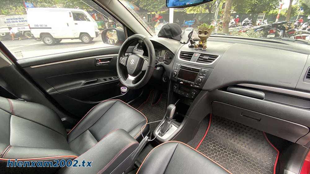 Một chiếc xe Suzuki Swift đời 2015 tr&ocirc;ng kh&oacute; ngh&egrave;o n&agrave;n về tiện nghi b&ecirc;n trong.