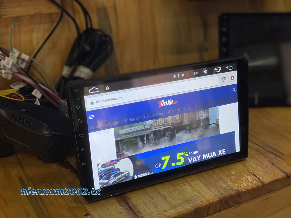 M&agrave;n h&igrave;nh Android c&oacute; thể đem lại nhiều thuận tiện hơn cho người l&aacute;i xe nhưng cũng cần lưu &yacute; kh&ocirc;ng vừa l&aacute;i xe vừa xem phim, xem youtube hoặc thao t&aacute;c với m&agrave;n h&igrave;nh để lu&ocirc;n đảm bảo an to&agrave;n tối đa cho bản th&acirc;n v&agrave; những người xung quanh.