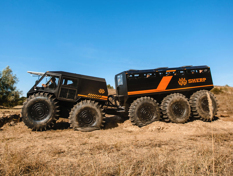 Sherp The Ark là một phương tiện đi mọi địa hình lợi hại và có thể kéo thêm 20 người phía sau