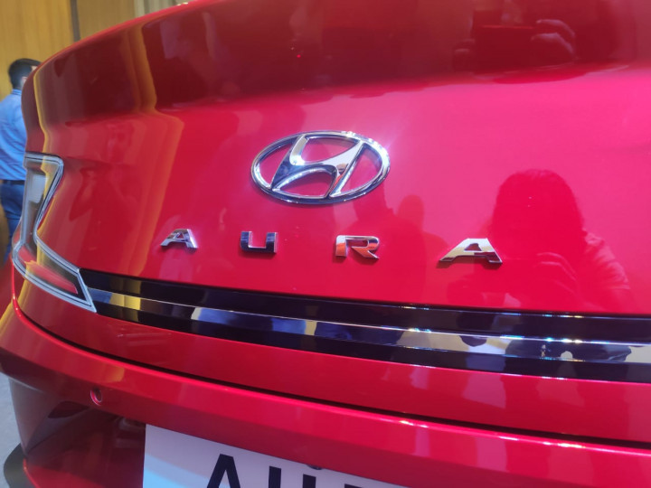 Logo Aura khá lớn trên cốp sau