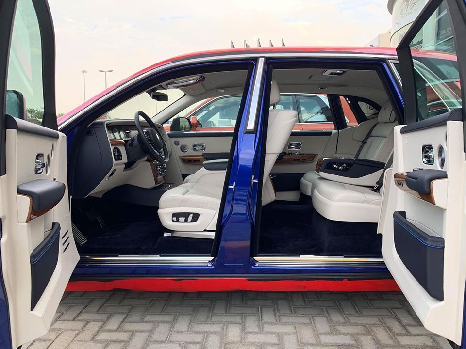 Chiếc Rolls-Royce Phantom thế hệ thứ 8 này nhiều khả năng có màu sơn gốc là xanh dương Chiếc Rolls-Royce Phantom thế hệ thứ 8 này nhiều khả năng có màu sơn gốc là xanh dương