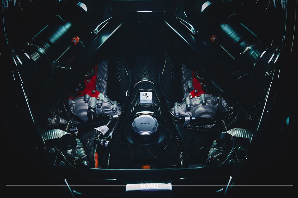 Ferrari SF90 Stradale được trang bị động cơ xăng V8 kết hợp hệ thống hybrid bao gồm 3 mô-tơ điện