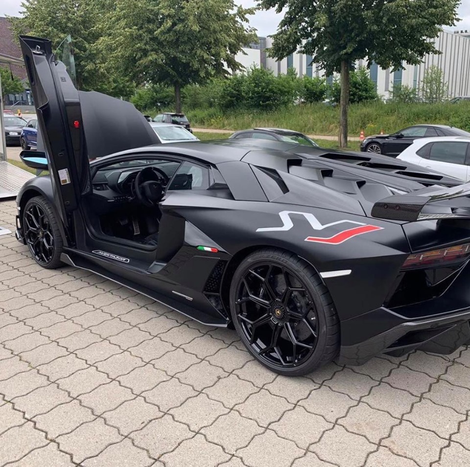 Xe c&oacute; logo SVJ ho&agrave;n th&agrave;nh m&agrave;u trắng v&agrave; đỏ