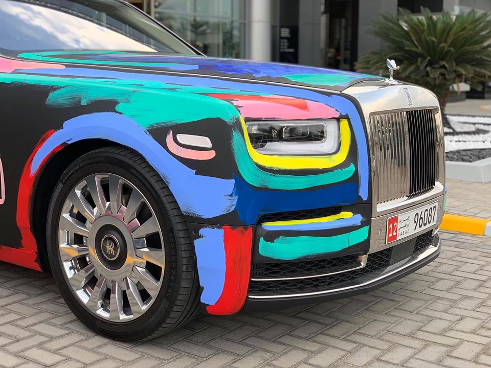 Phần đầu xe Rolls-Royce Phantom thế hệ thứ 8 do nghệ sĩ đường phố Bradley Theodore vẽ Phần đầu xe Rolls-Royce Phantom thế hệ thứ 8 do nghệ sĩ đường phố Bradley Theodore vẽ