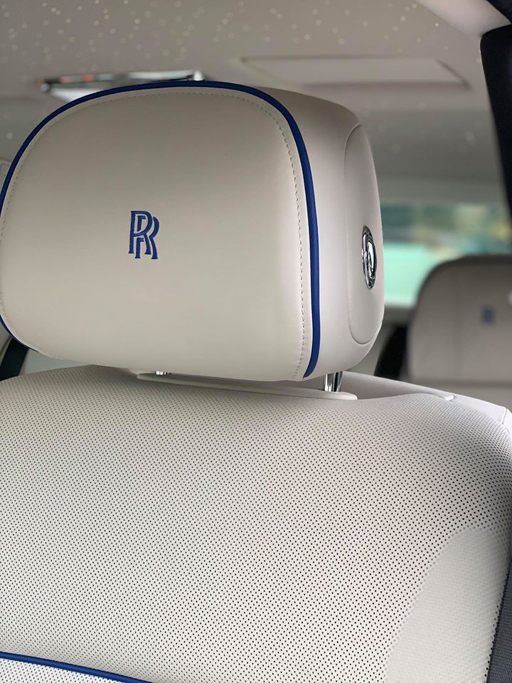 Chiếc Rolls-Royce Phantom thế hệ thứ 8 có nội thất bọc da màu trắng cùng viền xanh dương. Logo R kép cũng hoàn thành màu xanh Chiếc Rolls-Royce Phantom thế hệ thứ 8 có nội thất bọc da màu trắng cùng viền xanh dương. Logo R kép cũng hoàn thành màu xanh