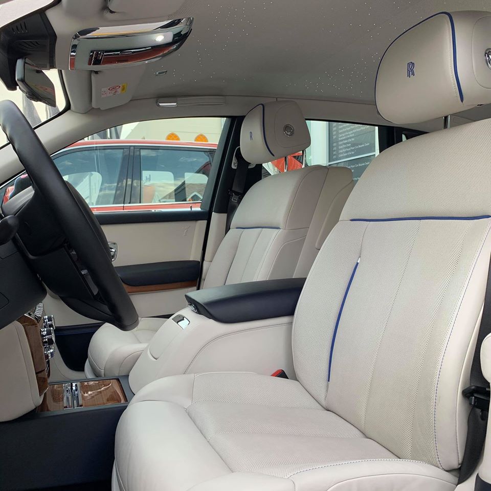 Cận cảnh khoang lái của Rolls-Royce Phantom thế hệ thứ 8 do Bradley Theodore vẽ Cận cảnh khoang lái của Rolls-Royce Phantom thế hệ thứ 8 do Bradley Theodore vẽ