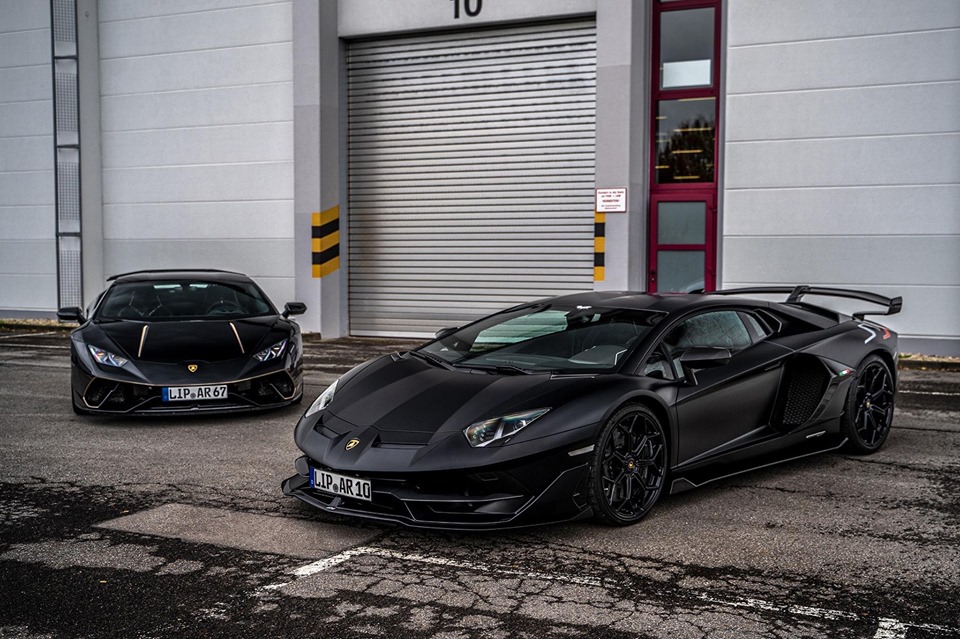 Sau khi b&aacute;n chiếc Lamborghini Aventador LP750-4 SV Roadster m&agrave;u xanh Lemans, doanh nh&acirc;n n&agrave;y đ&atilde; tậu một cặp Lamborghini Batman bao gồm Huracan Performante v&agrave; Aventador SVJ