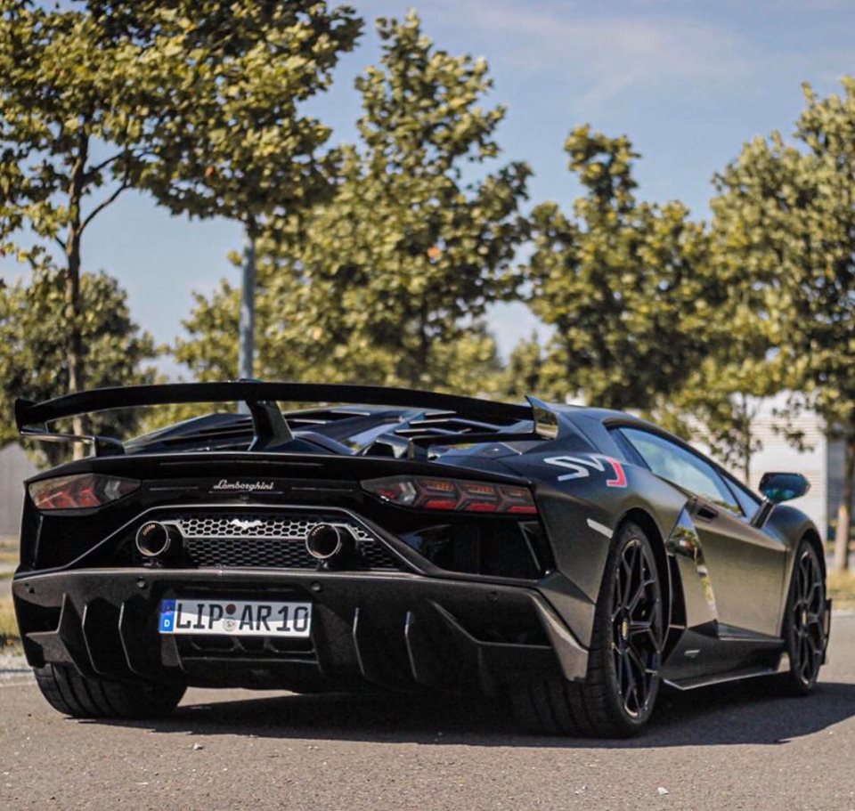 Xe mang ngoại thất m&agrave;u đen nh&aacute;m Batman