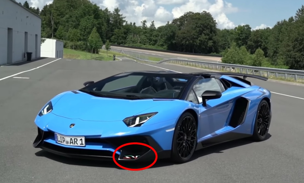 Chiếc Lamborghini Aventador LP750-4 SV Roadster m&agrave;u xanh Lemans mới về Việt Nam l&uacute;c c&ograve;n ở Đức. Logo SV ph&iacute;a tr&ecirc;n cản va trước ho&agrave;n th&agrave;nh m&agrave;u xanh l&aacute; x&acirc;y, trắng v&agrave; đỏ l&agrave; option của chủ xe đưa ra