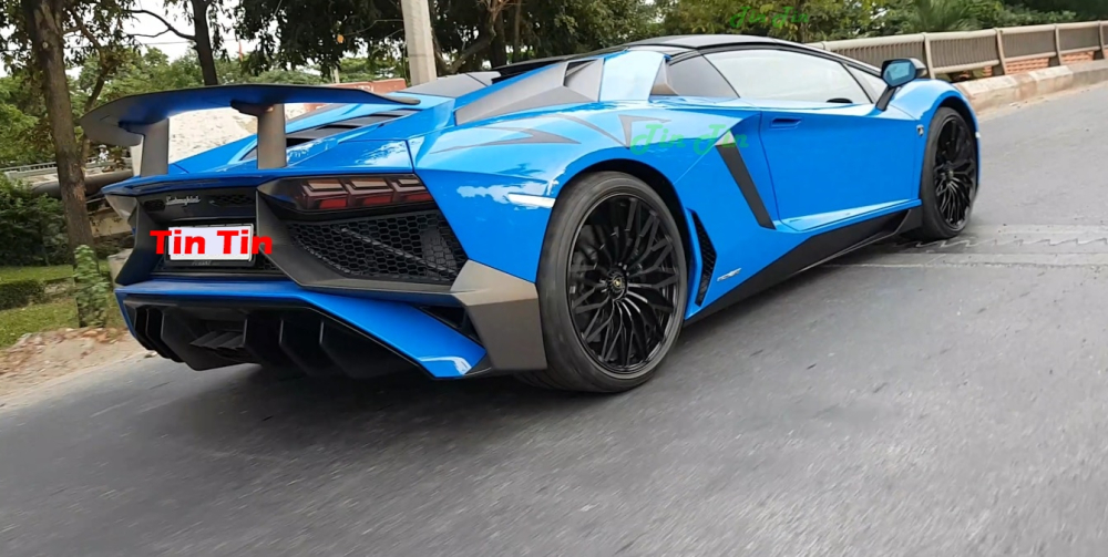 Chiếc Lamborghini Aventador LP750-4 SV Roadster di chuyển lên cầu để về quận 2, Tp.HCM