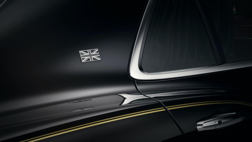 Logo hình quốc kỳ Anh sau cột C của Bentley Mulsanne EWB Limited Edition Logo hình quốc kỳ Anh sau cột C của Bentley Mulsanne EWB Limited Edition