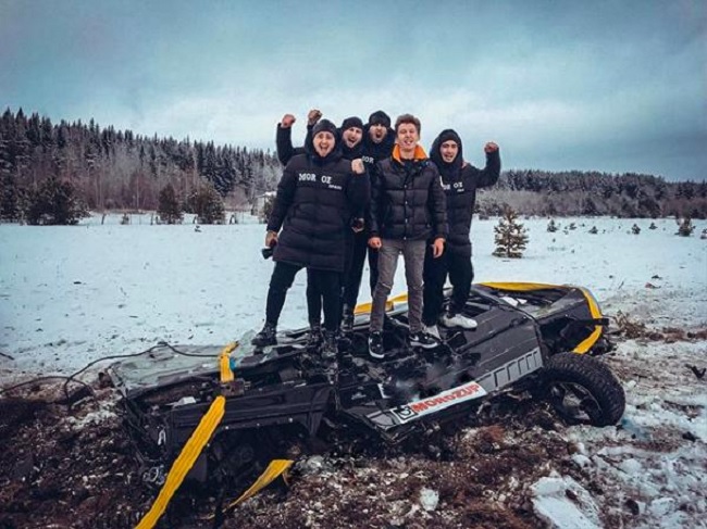 Moroz (cổ &aacute;o m&agrave;u cam) l&agrave; chủ nh&acirc;n của chiếc Mercedes-AMG G63 xấu số