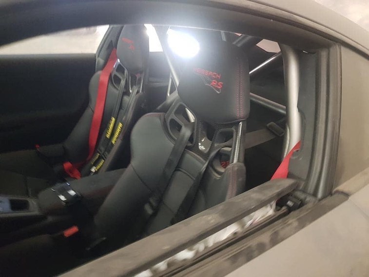 Bụi bám cả bên trong nội thất của chiếc Porsche 911 GT2 RS xấu số