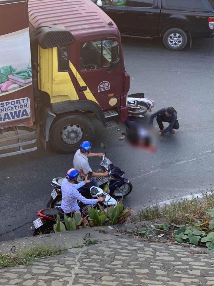 Hiện trường vụ tai nạn thương tâm dưới cầu vượt Sóng Thần Hiện trường vụ tai nạn thương tâm dưới cầu vượt Sóng Thần