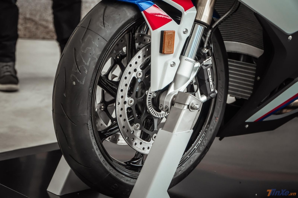 Dàn chân trước của BMW S1000RR phiên bản mới