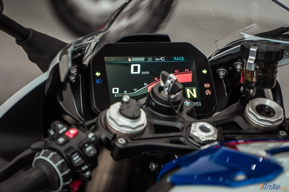 Màn hình TFT màu 6,5inch hiện đại trên BMW S1000RR Màn hình TFT màu 6,5inch hiện đại trên BMW S1000RR