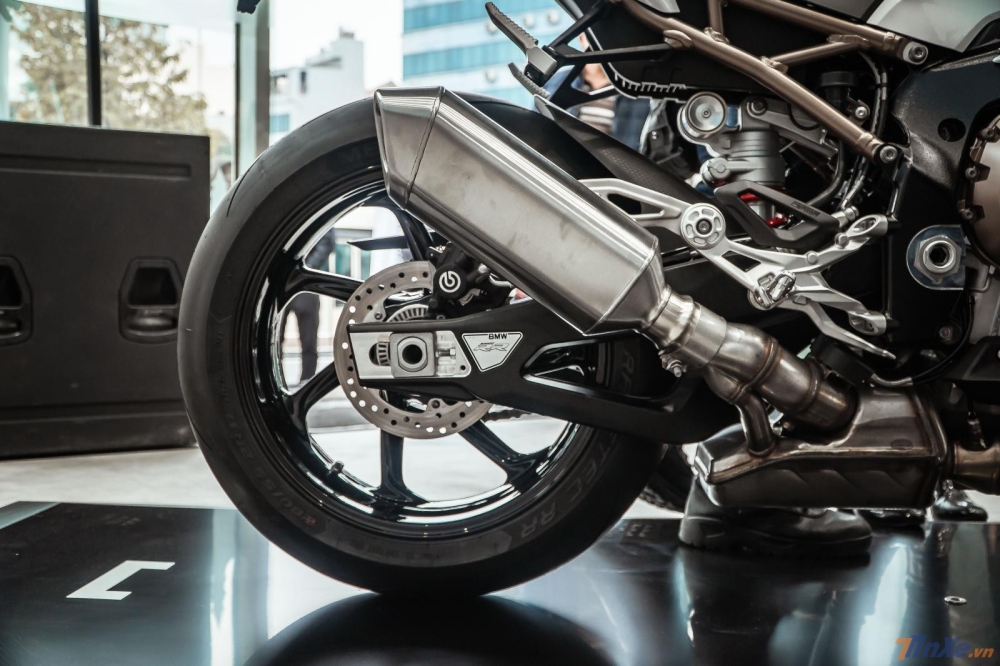 Ống xả nguyên bản cùng vành full carbon trên phiên bản cao cấp của BMW S1000RR Ống xả nguyên bản cùng vành full carbon trên phiên bản cao cấp của BMW S1000RR