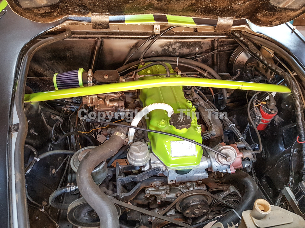 Động cơ của chiếc Exomotive Exocet chế kh&ocirc;ng c&oacute; g&igrave; thay đổi so với xe gốc l&agrave; Toyota Cressida. Tuy nhi&ecirc;n chủ nh&acirc;n của xe đ&atilde; m&oacute;c lại ống xả mang đến tiếng p&ocirc; ấn tượng hơn