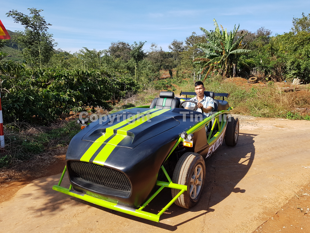 Chủ nh&acirc;n của chiếc xe đua Exomotive Exocet chế đầu ti&ecirc;n ở Việt Nam. Văn Kim cho thấy sức s&aacute;ng tạo của bản th&acirc;n v&agrave; rộng hơn l&agrave; những người m&ecirc; độ xe kh&ocirc;ng c&oacute; giới hạn. Chiếc xe chế đầu ti&ecirc;n của ch&agrave;ng trai n&agrave;y l&agrave; một chiếc si&ecirc;u xe Lamborghini Reventon h&agrave;ng hiếm, sản phẩm thứ 2 l&agrave; mẫu xe cổ đắt gi&aacute; Shelby Cobra 427 v&agrave; chiếc xe chế thứ 3 l&agrave; Exomotive Exocet. 