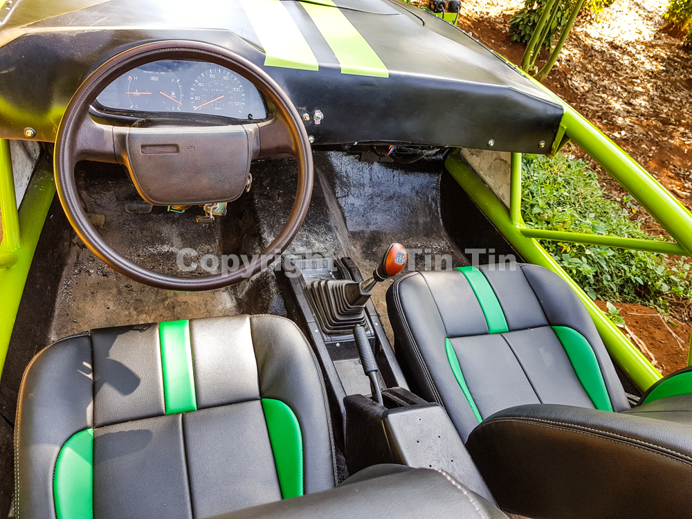 Khoang lái chiếc xe Exomotive Exocet chế của Văn Kim