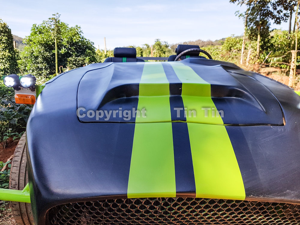 Phần nắp cap&ocirc; xe Exomotive Exocet chế c&oacute; th&ecirc;m 2 sọc m&agrave;u xanh l&aacute; c&acirc;y để tạo điểm nhấn. Ch&iacute;nh giữa c&oacute; một gờ nổi tạo d&aacute;ng đ&uacute;ng với mẫu xe thật.