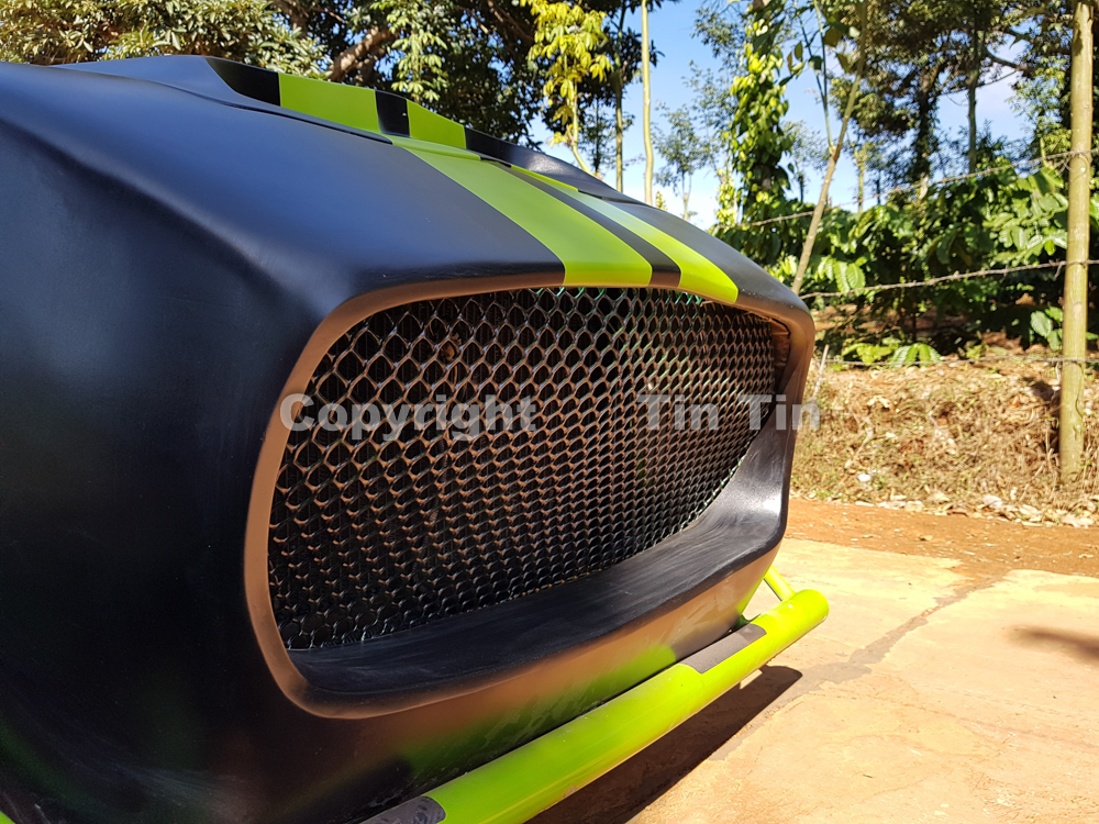 Lưới tản nhiệt cỡ lớn của Exomotive Exocet chế rất giống với phi&ecirc;n bản thực. Xe c&oacute; th&ecirc;m khung chịu lực ph&iacute;a trước đầu xe