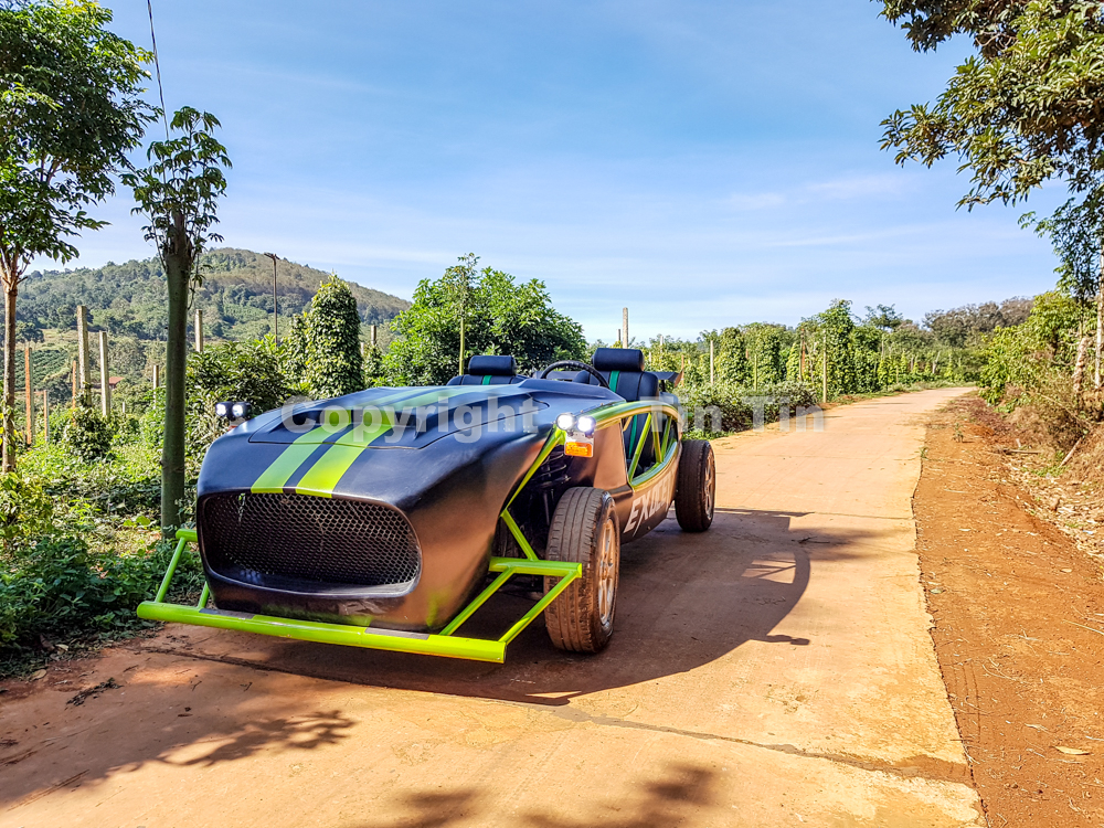 Exomotive Exocet l&agrave; mẫu xe d&agrave;nh cho đường đua n&ecirc;n kh&ocirc;ng thể chạy tại Việt Nam, điều n&agrave;y cũng đồng nghĩa việc nhập chiếc xe n&agrave;y về nước l&agrave; kh&ocirc;ng thể. Ch&iacute;nh v&igrave; thế, Văn Kim đ&atilde; quyết t&acirc;m chế ra một chiếc Exomotive Exocet từ mẫu xe Toyota Cressida 