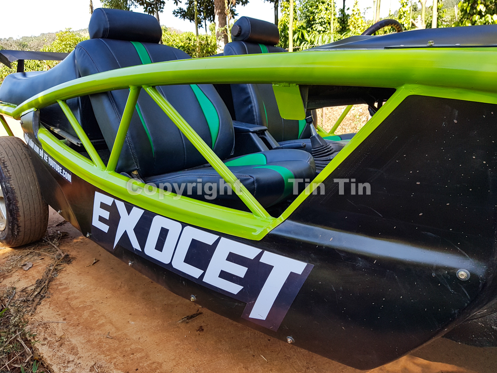 Exomotive Exocet kh&ocirc;ng c&oacute; cửa, c&aacute;ch v&agrave;o khoang l&aacute;i l&agrave; tr&egrave;o qua khung chịu lực chắc chắn n&agrave;y.