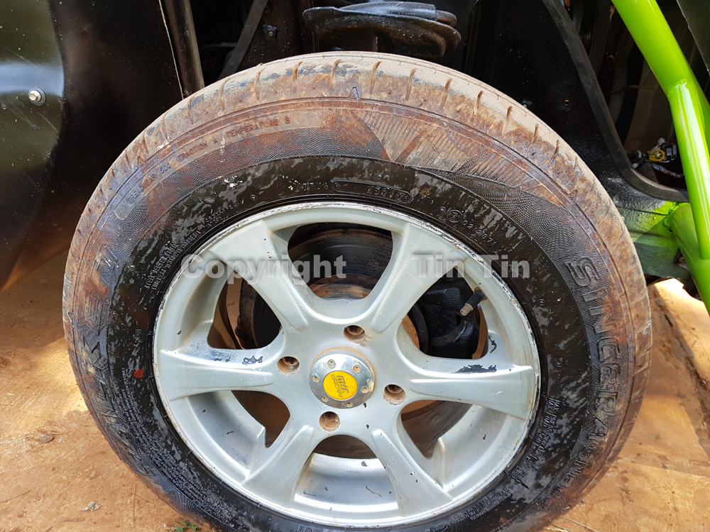 C&aacute;c b&aacute;nh xe kh&ocirc;ng được ốp th&ecirc;m v&egrave; chắn b&ugrave;n