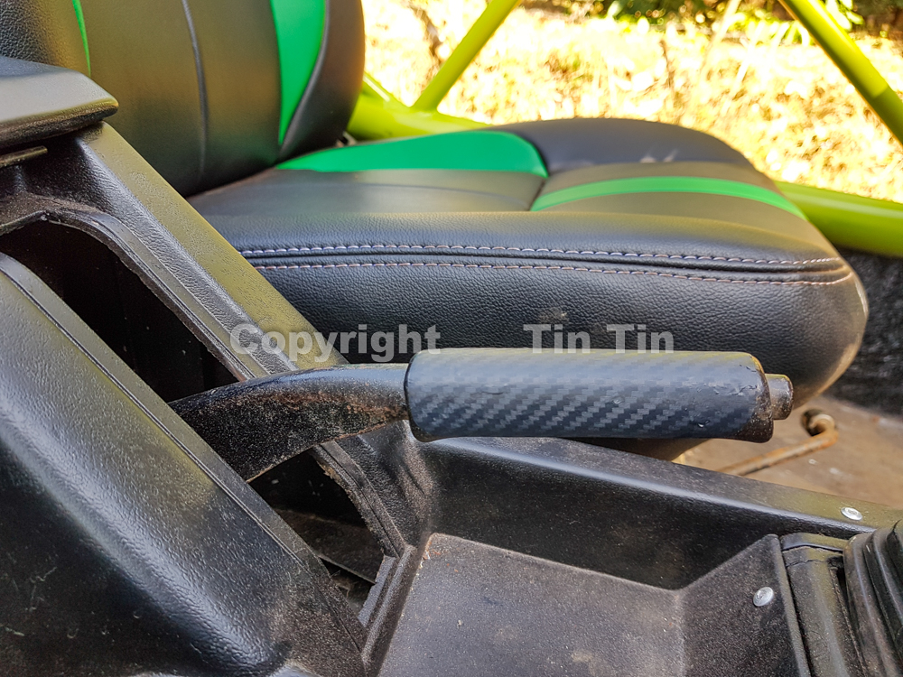 Phanh tay được d&aacute;n th&ecirc;m đề-can v&acirc;n carbon tạo vẻ mới lạ