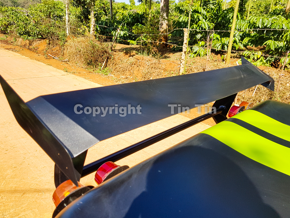 Chiếc xe Exomotive Exocet chế c&ograve;n được ch&agrave;ng trai trẻ Đắk Mil tạo ra th&ecirc;m c&aacute;nh gi&oacute; đu&ocirc;i cố định cho xe nh&igrave;n kh&aacute; hầm hố