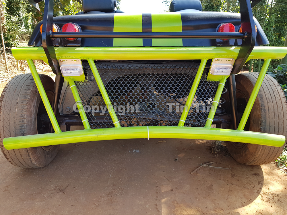 To&agrave;n cảnh phần đu&ocirc;i xe của chiếc Exomotive Exocet chế. Ngay cả phần ống xả cũng kh&ocirc;ng để lộ ra ngo&agrave;i m&agrave; nằm ph&iacute;a sau tấm lưới tản nhiệt được cố định bằng khung chịu lực ph&iacute;a sau
