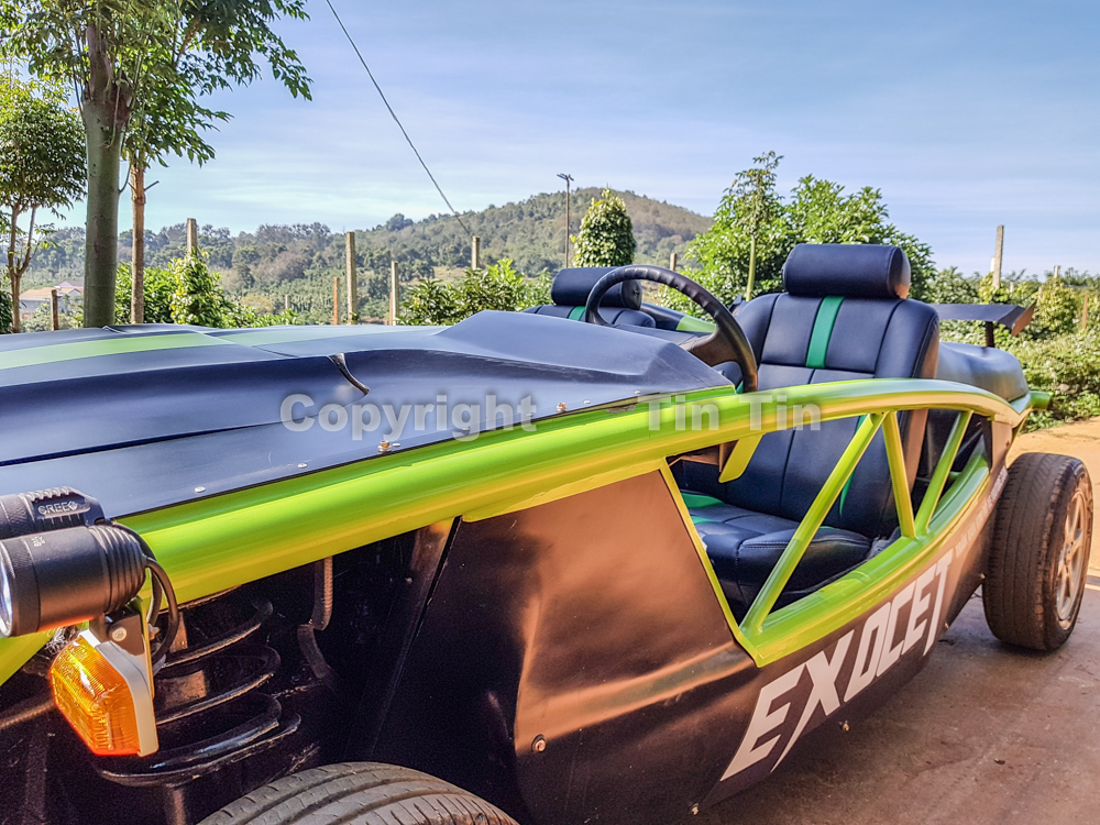 L&agrave; một mẫu xe đua n&ecirc;n chiếc Exomotive Exocet chế kh&ocirc;ng c&oacute; k&iacute;nh chắn gi&oacute;, xe sử dụng to&agrave;n bộ khung chịu lực lộ thi&ecirc;n cho b&ecirc;n h&ocirc;ng xe.