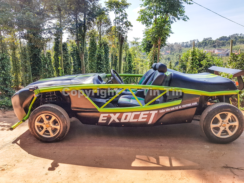 H&atilde;ng Exomotive đặt t&ecirc;n chiếc xe m&igrave;nh l&agrave; Exocet nhằm lấy &yacute; tưởng từ một t&ecirc;n lửa do Ph&aacute;p chế tạo được thiết kế để hạ gục t&agrave;u địch c&oacute; t&ecirc;n gọi Exocet. Đồng thời cũng khẳng định chiếc xe Exocet như một t&ecirc;n lửa thực thụ tr&ecirc;n đường đua.