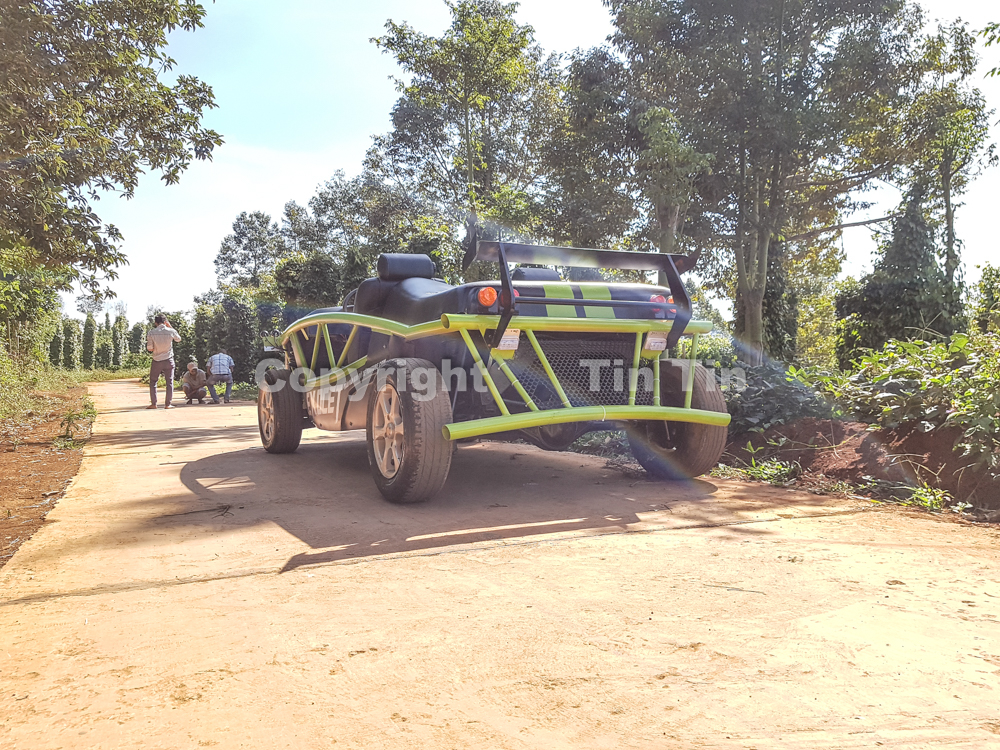 Chiếc Toyota Cressida lên dự án Exomotive Exocet được cắt bỏ toàn bộ khung sườn của xe, cửa