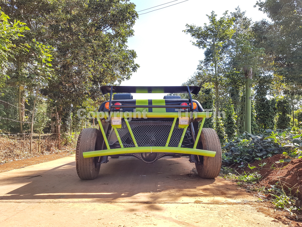 Để tạo ra chiếc Exomotive Exocet chế, Văn Kim đ&atilde; mua một chiếc xe Toyota Cressida với mức gi&aacute; 40 triệu đồng, sau gần 4 th&aacute;ng thi c&ocirc;ng, sản phẩm đ&atilde; lộ diện với những đường n&eacute;t thiết kế tương đồng với chiếc xe xịn của h&atilde;ng Exomotive.