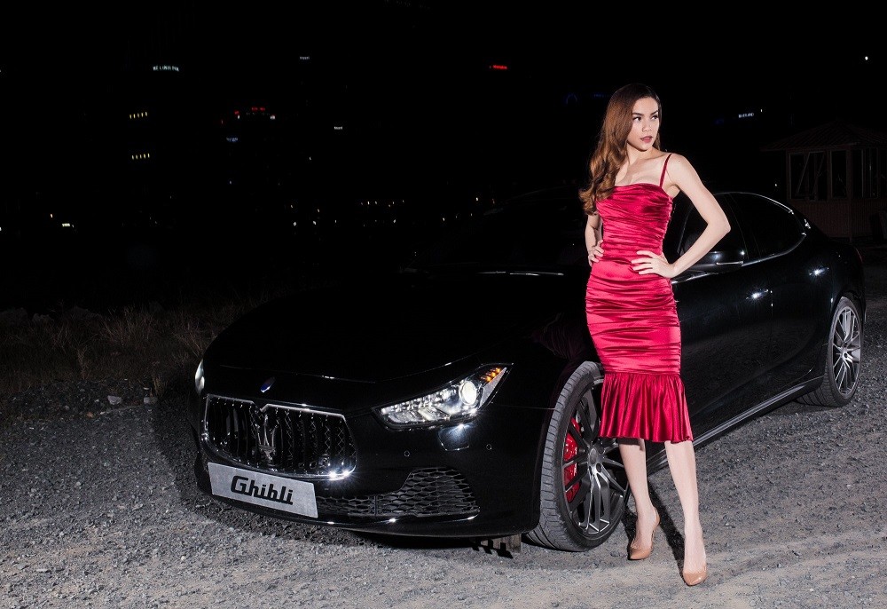 Hồ Ngọc Hà và chiếc Maserati Ghibli S Q4 của mình Hồ Ngọc Hà và chiếc Maserati Ghibli S Q4 của mình