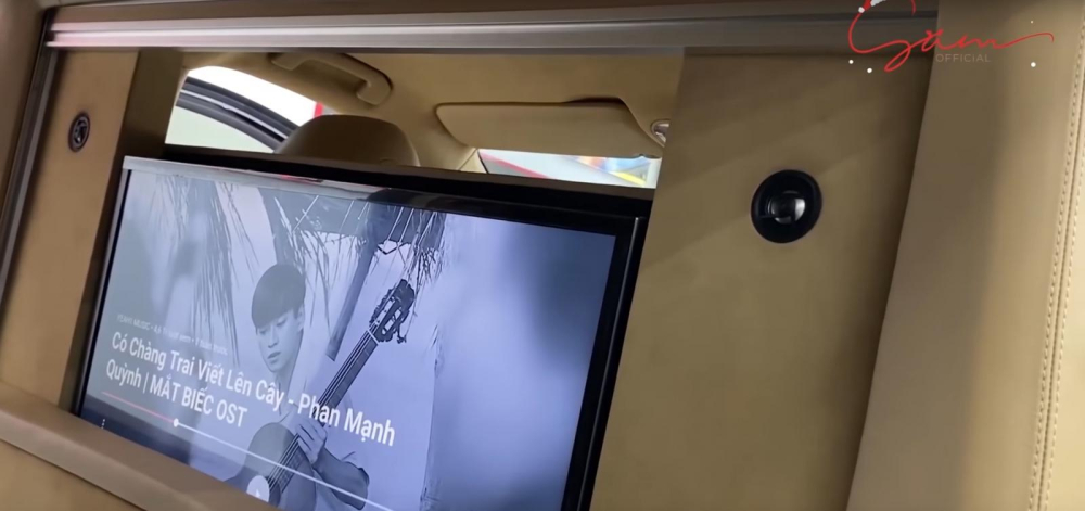 Vách ngăn đi kèm màn hình TV của chiếc Mercedes-Benz V250 Luxury 2020
