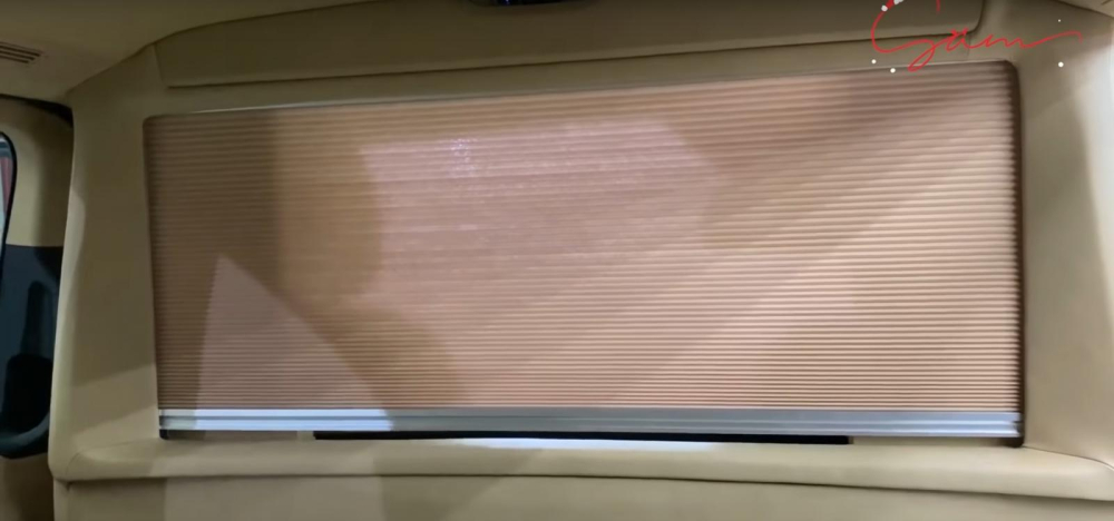 Trên vách ngăn này có cả rèm cửa