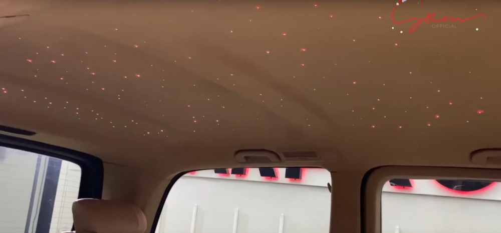 Trần xe bầu trời sao theo phong cách Rolls-Royce của chiếc Mercedes-Benz V250 Luxury 2020