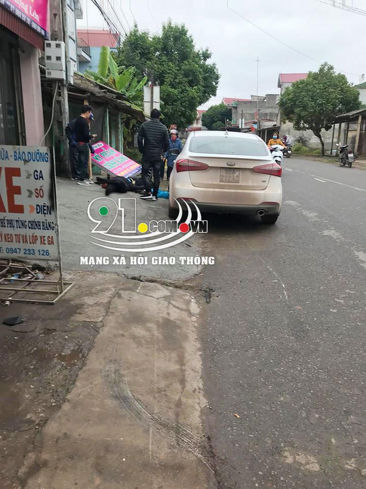 Chiếc ô tô Kia chạy lấn làn, gây tai nạn