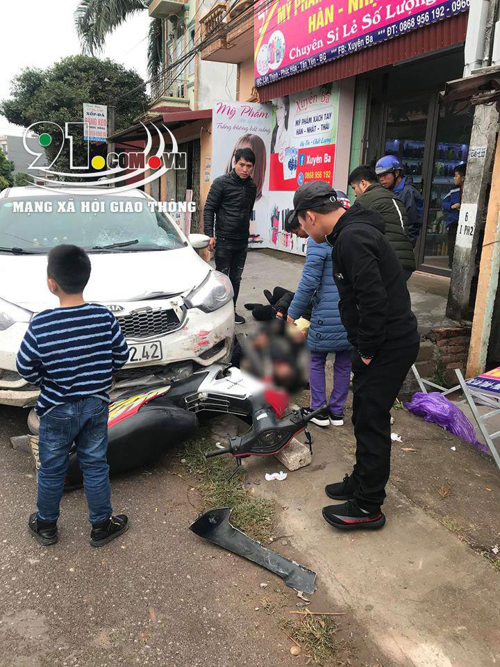 2 mẹ con đi xe máy đều bị gãy chân sau vụ tai nạn