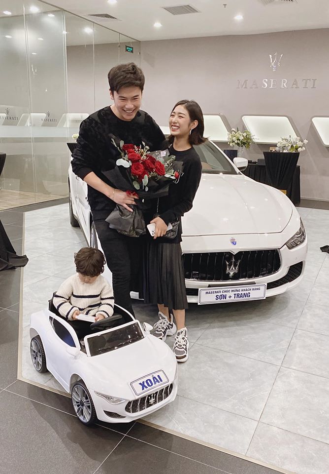 Vợ chồng Trang Lou đi nhận chiếc Maserati Ghibli mới tậu Vợ chồng Trang Lou đi nhận chiếc Maserati Ghibli mới tậu