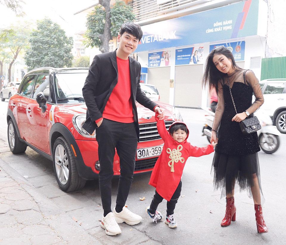 Chiếc Mini Cooper màu đỏ của vợ chồng Trang Lou Chiếc Mini Cooper màu đỏ của vợ chồng Trang Lou