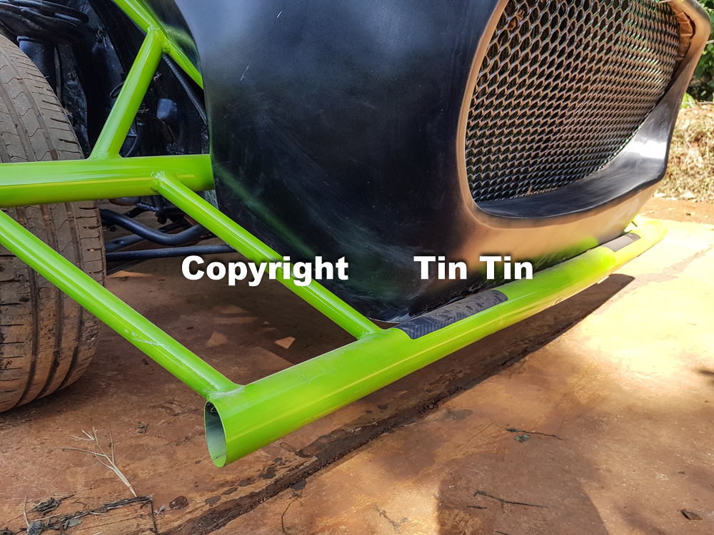 Cận cảnh phần khung xe lộ thiên và khung chịu lực trước đầu xe Exomotive Exocet chế